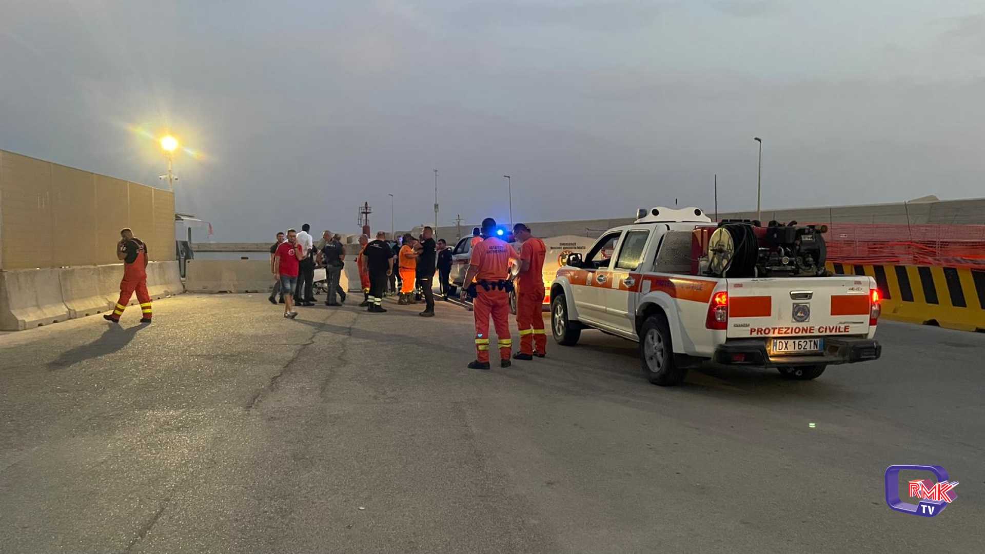 Incendio San Giorgio. Residenti e bagnanti evacuati via mare, trasferiti alla scuola Rossi